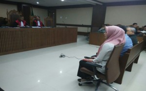 Anggie hadir siding di Pengadilan dengan menggenakan Jilbab Pink. (Foto: Istimewa)