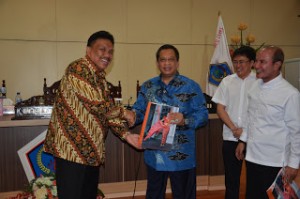 Gubernur serahkan Cenderamata kepada Wakil Ketua Banggar DPR-RI Djoko Udjianto.