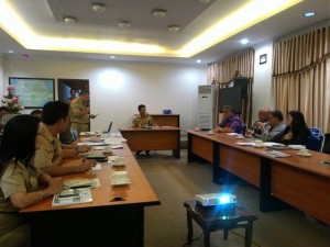 Wakil Gubernur Sulawesi Utara Drs. Steven Kandouw saat memimpin rapat bersama jajaran Badan Perbatasan Sulut dan tim konsultan wilayah perbatasan sulut, yang digelar Selasa (1/3), bertempat di ruang rapat wagub sulut.