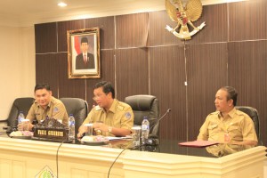 Wagub saat membuka acara fasilitasi penyusunan dan evaluasi Lakip tahun 2015 yang diselenggarakan oleh Biro Organisasi Setda Provinsi Sulut, bertempat diruang rapat Mapaluse kantor gubernur, Selasa (1/3).