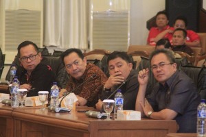 Para pimpinan DPRD Kabupaten dan Kota terlihat sangat serius mengikuti berbagai sesion dialog antara pimpinan DPRD dengan Gubernur Olly Dondokambey terkait berbagai terobosan dan solusi atasi masalah dalam program pembangunan daerah mereka masing-masing.