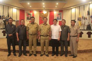 Gubernur Olly DOndokambey dan Wagub Steven Kandouw , Ketua DPRD Sulut Andrei Angow saat bersama Pimpinan DPRD
