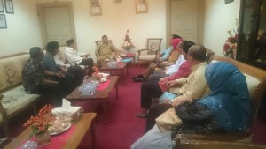 Gubernur Sulawesi Utara Olly Dondokambey SE saat menerima kunjungan Ikatan Persaudaraan Haji Indonesia, di ruang kerjanya.
