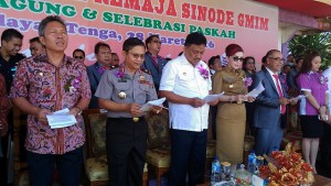 Gubernur Sulawesi Utara (Sulut) Olly Dondokambey SE saat menghadiri HUT Remaja GMIM di Tenga Minahasa Selatan.