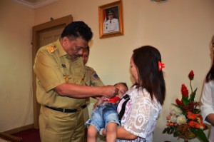 Gubernur Olly Dondokambey saat memBerikan Vakasin Polio Kepada Dua Anak Balita.