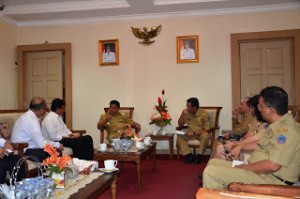 - Jajaran PT. PLN Suluttenggo, Senin (29/02) melakukan pertemuan dengan Gubernur Olly Dondokambey SE dan Drs Wakil Gubernur Steven Kandouw diruang kerja Gubernur Sulut.