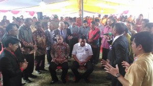 Gubernur Sulut Olly Dondokambey SE dan Bupati Minahasa Drs Jantje W Sajow MSi saat didoakan para Hamba Tuhan GGP.