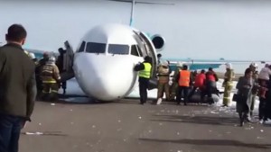 Pesawat Bek Air mendarat tanpa roda depan. (Foto: Ruptly)