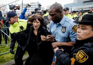 Hartmann saat ditangkap petugas keamanan dan polisi Belada saat pengadilan. (Foto: The New York Times)