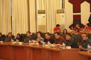 Terlihat begitu kompak dan bersinergi para pimpinan DPRD kabupaten dan kota saat berdialog bersama Gubernur dan Wagub Sulut pada Rakor