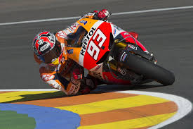 Marquez piawai saat melibas tikungan. (Foto: AFP)