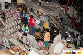 Tim SAR mencari korban yang diduga tertimbun puing-puing bangunan. (Foto: Reuters)