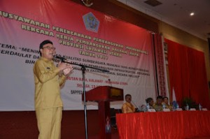 Menteri Dalam Negeri Republik Indonesia Tjahjo Kumolo SH saat menghadiri Musrenbang) Rencana Kerja Pembangunan Daerah (RKPD) Provinsi Sulawesi Utara 2017 di Hotel Sutan Raja Kalawat Minut Selasa (19/04).
