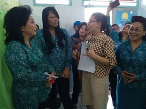 Ketua Tim Penggerak PKK Sulut Ir Ritha Dodokambey-Tamuntuan saat membuka secara resmi program nasional Gerakan Pencegahan Kanker Pada Perempuan Indonesia di Kabupaten Kepulauan Talaud.