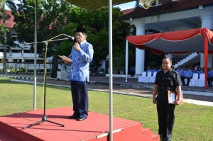 Sekretaris Provinsi (Sekprov) Sulut Ir. Siswa R Mokodongan saat memimpin apel korpri sekaligus memperingati hari Kartini, yang diselenggarakan Kamis (21/4).