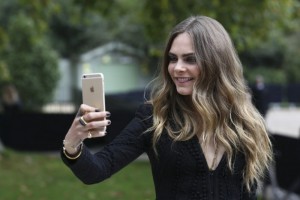 Aktris cantik Inggris Cara Delevingne saat menghadiri pagelaran busana (Foto: Justin Tallis/AFP)