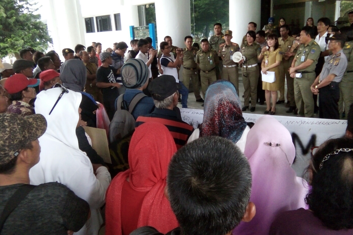 Para pendemo diterima Karo Hukum Gladi Kawatu di lobi kantor Gubernur Sulut, Senin (23/5).