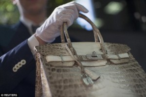 Penampakan tas Himalaya Niloticus Crocodile Diamond Birkin. (Foto: Reuters)