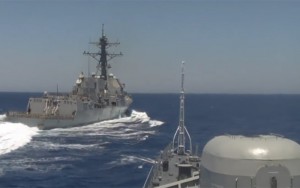 Kapal Perusak AS, USS Gravely yang meng-overtake Fregat Yaroslav Mudry di Laut Mediterania. (Foto: YouTube)