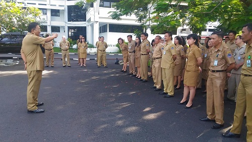Sekprov Sulut Edwin Silangen saat memimpin Apel Pagi