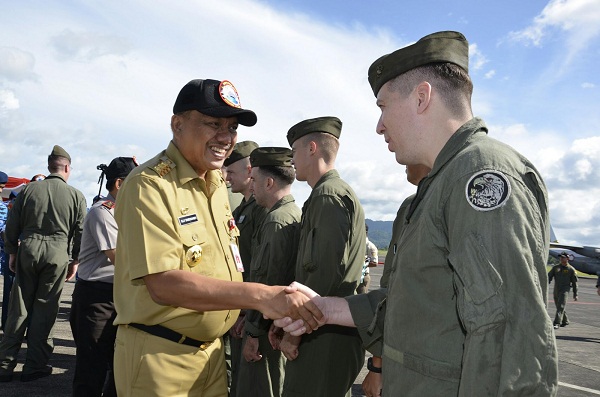 Gubernur Sulut Olly Dondokambey SE saat bersalaman dengan personel AU AS