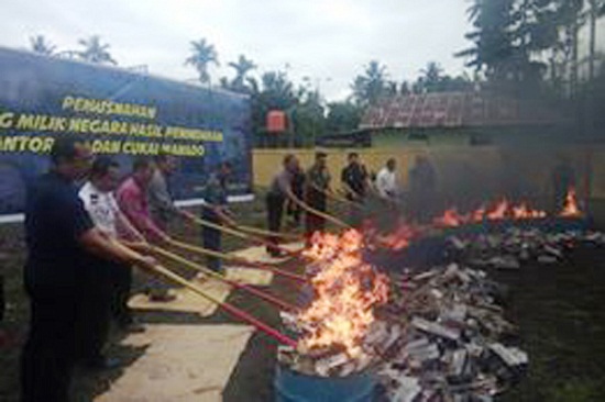 Pemusnahan barang siataan Bea Cukai manado