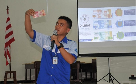 Sosialisasi pecahan uang baru rupiah di Lantamal VIII Manado
