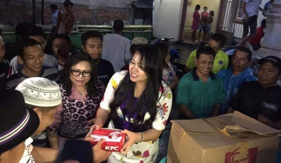 TP PKK Sulut bagi-bagi makanan kepada korban banjir