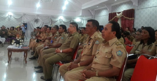 Para Camat dan Kapitalaung serta lurah yang dikumpulkan