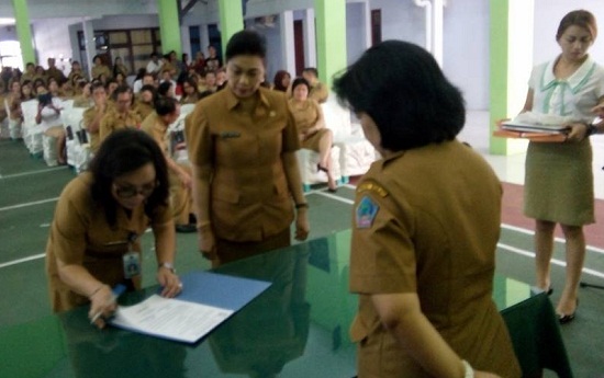 Plt Kadis Kesehatan Sulut dr Debie Kalalo M.Kes pimpin serahterima jabatan di lingkup Dinkes Sulut.