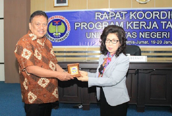 Gubernur Sulut Olly Dondokambey SE dan Rektor UNIMA Prof DR Paula Runtuwene