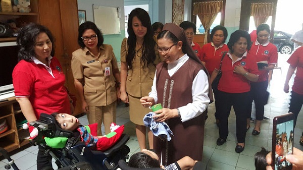 Ketua TPPKK Sulut Ny Rita Tamuntuan, Kadis Sosial dr Grace Punuh dan Plt Karo Sosial dr Kartika Devi Tanos dan rombongan di Panti Asuhan Sayap Kasih Tomohon