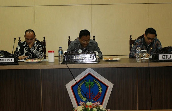 Sekprov Edwin Silangen saat menerima Komite