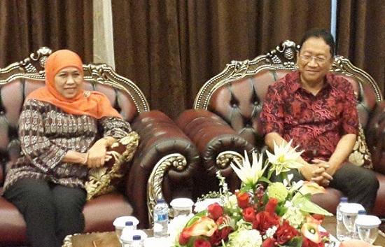 Mensos Khofifah Indarparawangsa bersama Sekprov Edwin Silangen SE, MS