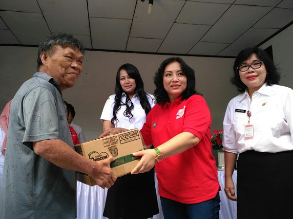 Koordinator penyandang eks kusta Ferry saat menerima bantuan dari TP PKK Sulut Ny Rita Tamuntuan