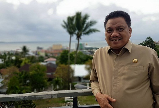 Gubernur Sulut Olly Dondokambey SE saat berada di etalase atas terbuka di Rudis Gubernur Bumi Beringin Manado