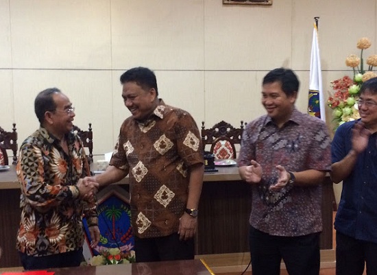 Direksi PT Wika berjabat tangan dengan Gubernur Sulut , yang didampingi Wagub dan Ketua DPRD Sulut