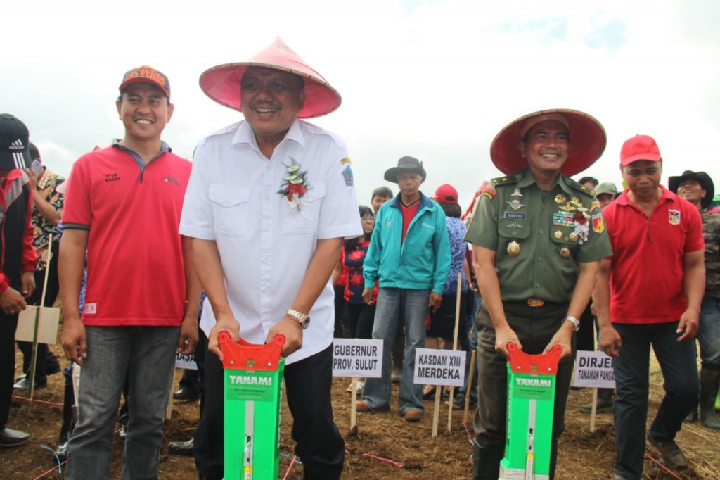 Gubernur Olly Dondokambey SE saat menanam jagung di Papakelan Minahasa