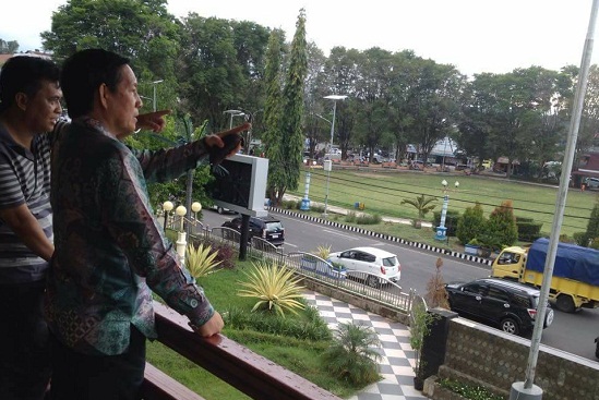 Walikota Manado Dr Ir GS Vicky lumentut DEA saat melihat kondisi cuaca dari lobi Kantor Walikota Manado