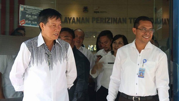 Walikota Manado GSV Lumentut saat sidak di kantor perijinan