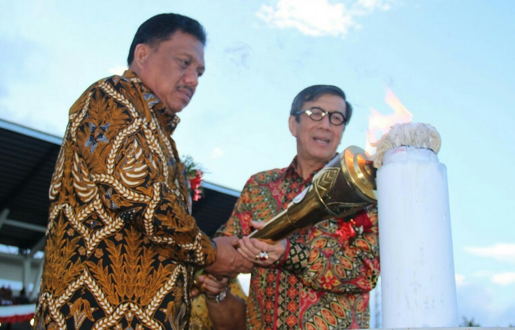 Menkumham Yasona Laoly bersama Gubernur Sulut Olly Dondokambey SE menyalakan