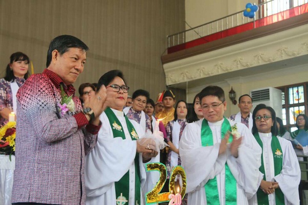 Walikota Manado Dr Ir GSV Lumentut SH DEA saat beribadah minggu bersama jemaat GMIM Kharisma Buha