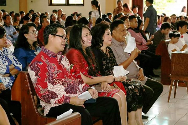 OD-SK bersama pasangan saat ibadah Minggu bersama Jemaat PNIEL Kakaskasen Tomohon