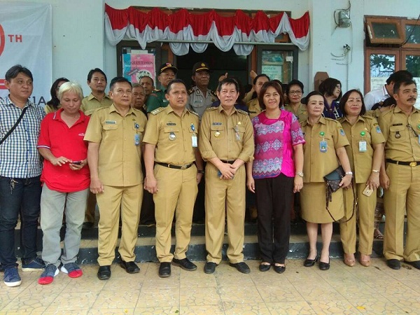 Walikota Manado Dr Ir GSV Lumentut SH MSi DEA bersama Camat dan staf, lurah dan kepala lingkungan kecamatan Wenang