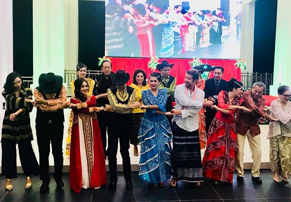 Para artis nominasi FFI 2017 ikut larut dalam suasana penyambutan oleh Pemprov Sulut di acara Welcome Dinner bersama para penari Katrili
