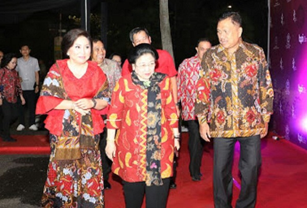 Presiden RI Kelima Dr Megawati Soekarnoputri didampingi Gubernur Sulut Olly Dondokambey SE dan Ketua Panitia Lokal Malam Anugerah FFI 2017 Ny Ir Rita Maya Tamuntuan DOndokambey