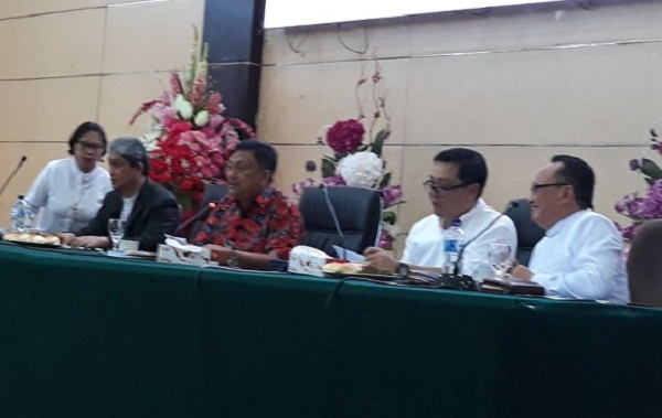 Gubernur Olly Dondokambey SE dan Wagub Drs Steven OE Kandouw saat acara katekisasi calon Pelayan Khusus (Pelsus) GMIM