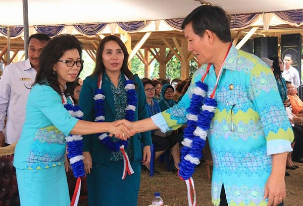 Walikota Manado Dr Ir GSV Lumentut SH MSi DEA berjabat tangan dengan Ketua TP PKK Kota Manado Prof Dr