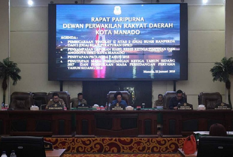 Rapat Paripurna DPRD Kota Manado dipimpin Ketua DPRD Nortje van Bone dan Wakil Ketua DPRD serta anggota DPRD dihadiri Walikota GSVL Lumentut dan Wawali Mor Bastian SE