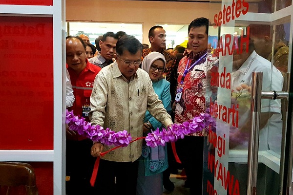 Wapres M Jusuf Kalla didampingi Ketua PMI Sulut Drs Steven OE Kandouw saat meremikan Gerai PMI di Mantos